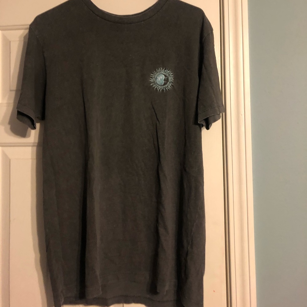light gray t shirt